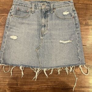 Denim Frayed Hem Levi Skirt size 29/M